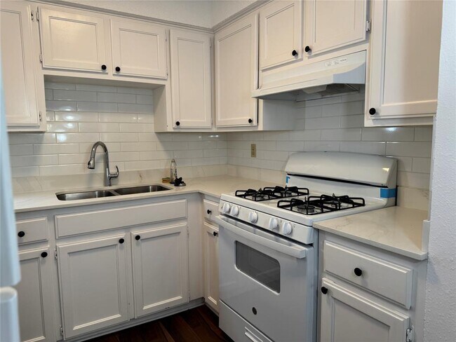 Building Photo - 12900 Hymeadow Dr