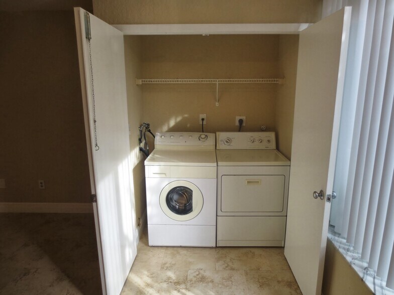 Building Photo - 2871 N Oakland Forest Dr