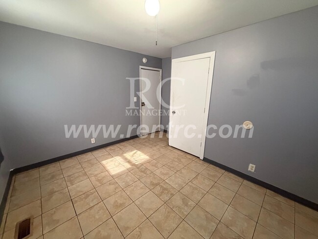 Building Photo - 907 Moore-