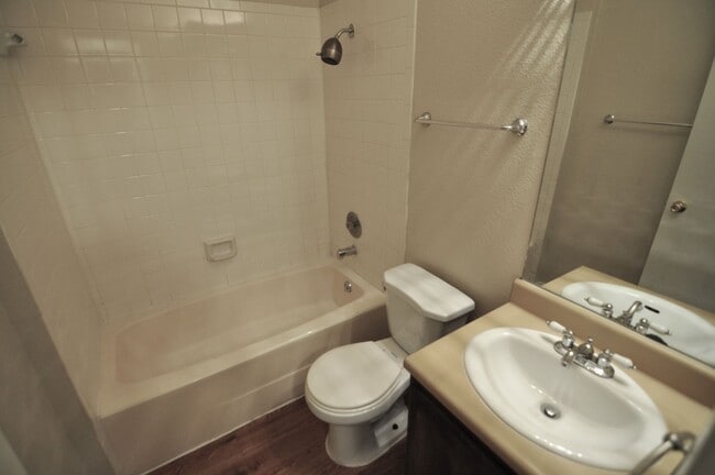Building Photo - Amazing unit, perfect location!
