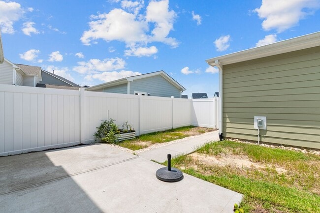 Building Photo - Stylish 4-Bedroom Townhome with Backyard O...