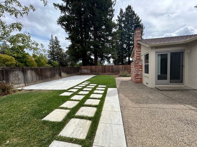 Building Photo - Spacious 4-Bedroom 2.5 Bath Single-Story H...