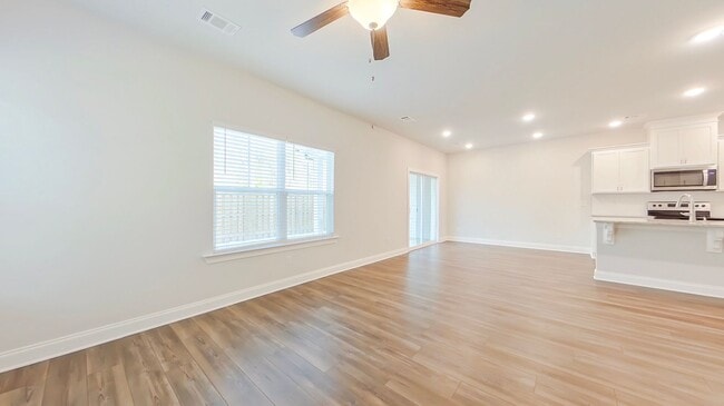 Building Photo - Like New Townhome