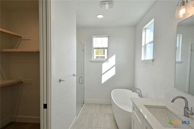 Building Photo - 421 Constance Dr