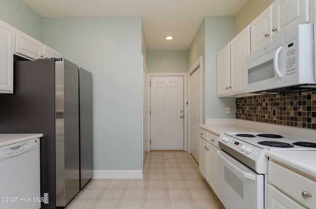 Building Photo - 204 Hilliard Ct