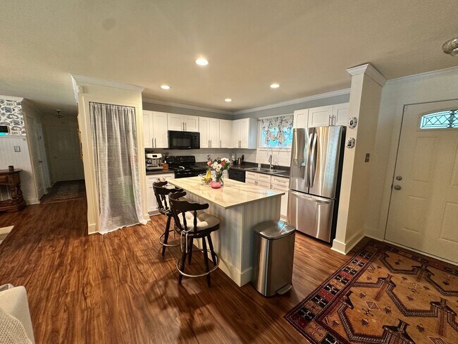 Building Photo - 3 BED | 2 BATH | GATED BACKYARD | TWO CAR DRIVEWAY | DAFFIN PARK