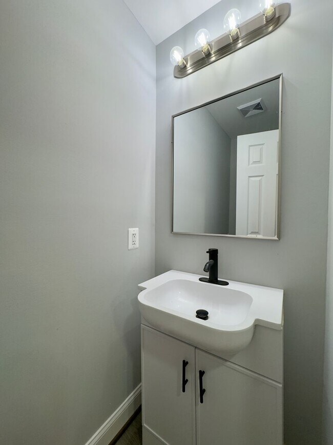 Building Photo - Fully-Renovated 3 Bedroom/2.5 Bathroom with In-Unit Laundry near Highlandtown, Baltimore, MD!