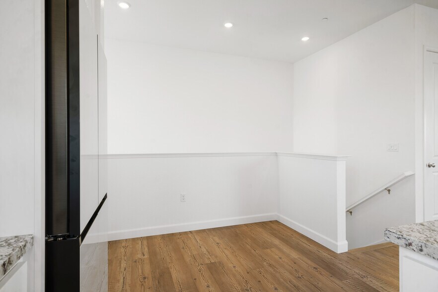 Building Photo - 2430 Shore Vis