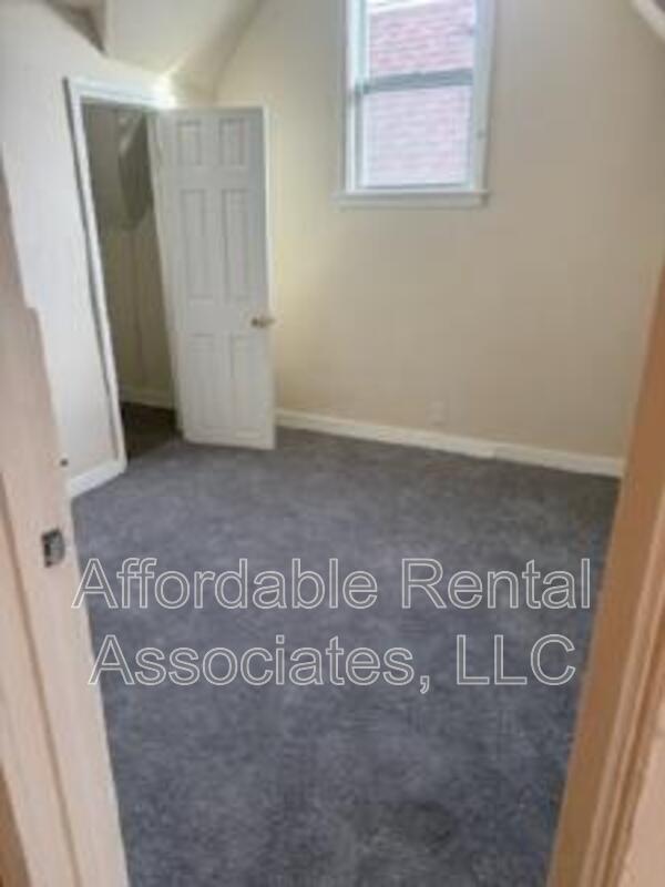 Building Photo - 827 W Maple St