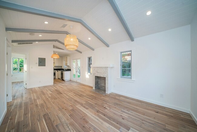 Building Photo - 511 Micheltorena St