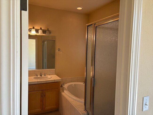 Building Photo - Spacious 1,950 Sq. Ft. Home with 3-Car Garage in Redding