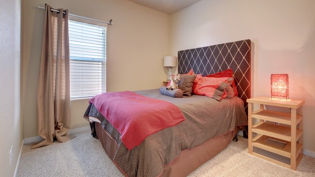 Building Photo - 5 Bedroom Ranch Home on North End