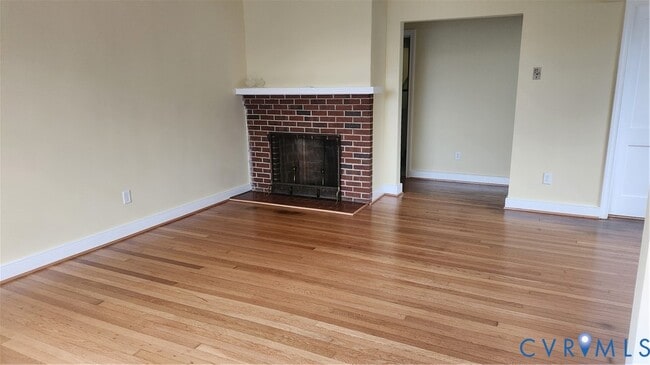 Building Photo - 428 Roslyn Ave