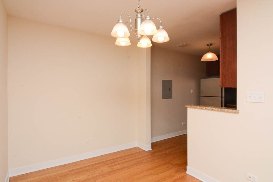 Building Photo - 639 W Wrightwood Ave