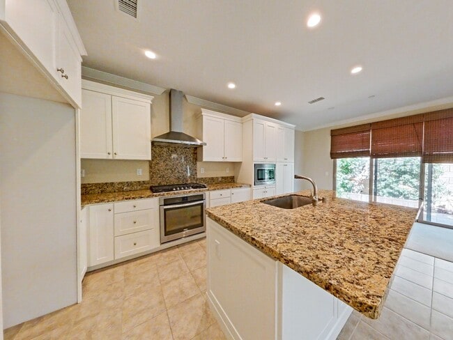 Building Photo - Desirable 3 bedroom Townhouse in the heart...
