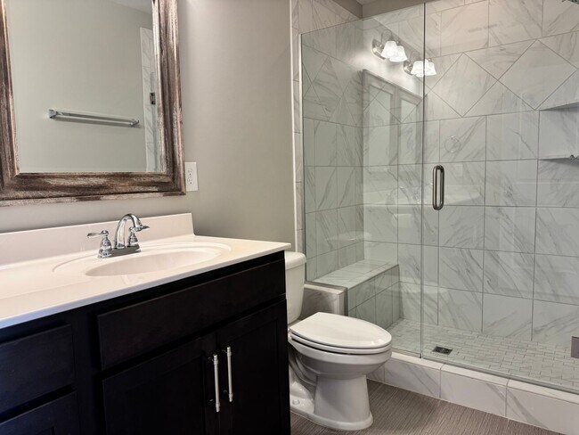 Building Photo - Beautiful End Unit Franklin Townhome