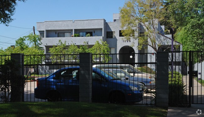 Building Photo - Hudson Gardens