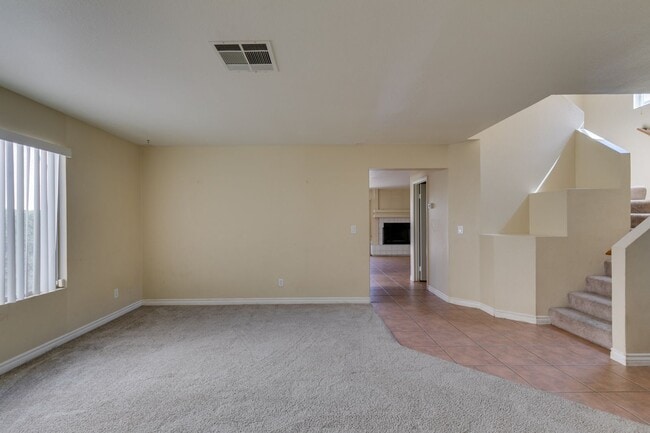 Building Photo - SUMMERLIN, SPACIOUS, 4 BED HOME WHITH A LARGE BACKYARD