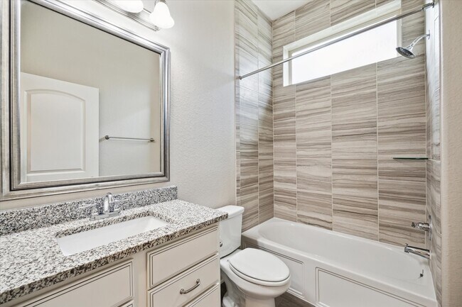 Building Photo - 1535 Giles Dr