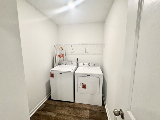 Building Photo - Brand new townhome - Perfect for students or families