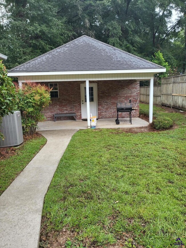 Building Photo - 406 Royal Crest Cir