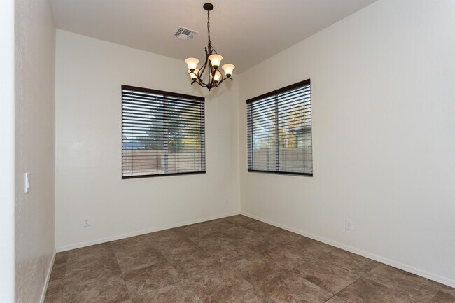 Building Photo - 926 N Gomez St