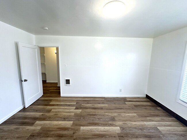 Building Photo - 1503