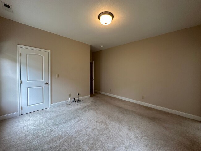 Building Photo - 3 Bedroom / 2 Bath/2 car garage/sunroom Brick Home Kingsport, TN