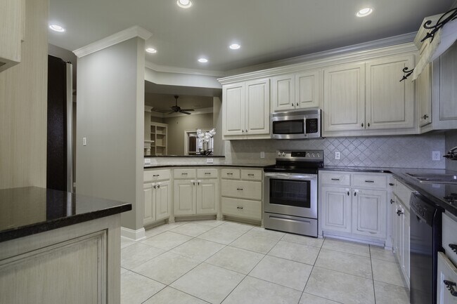 Building Photo - 5906 Amberwood Dr