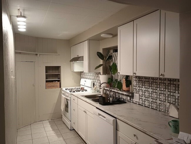 Building Photo - 1203 Agua Fria St