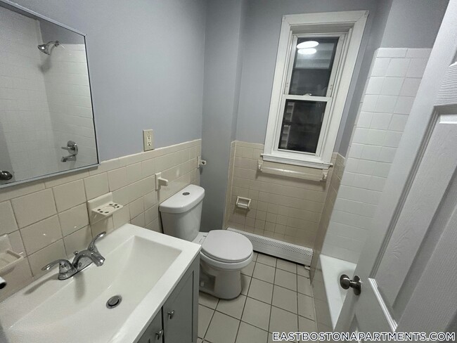Building Photo - 478 Saratoga St