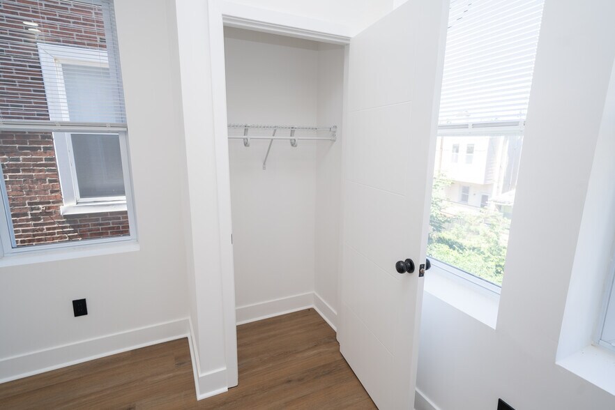 Building Photo - 4927 Catharine St