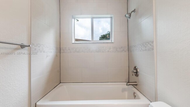 Building Photo - 740 Beachwood Ln