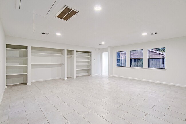 Building Photo - 3406 Forest Village Dr