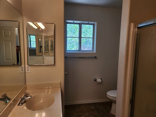 Building Photo - 2 bed / 1 bath in 4 Plex