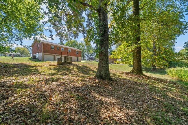 Building Photo - 3 Bedroom 2 Bath Dog Friendly Home For Rent Near Providence Blvd.