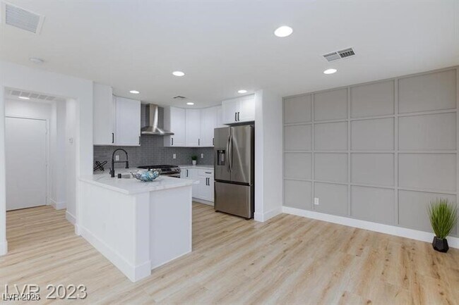 Building Photo - 971 Grand Cerritos Ave