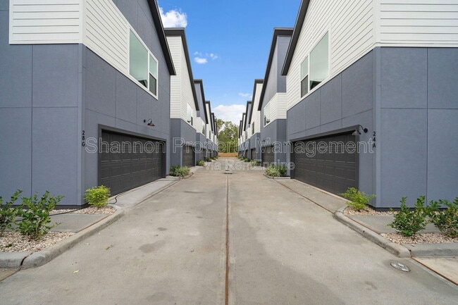 Building Photo - 24A Bucan St