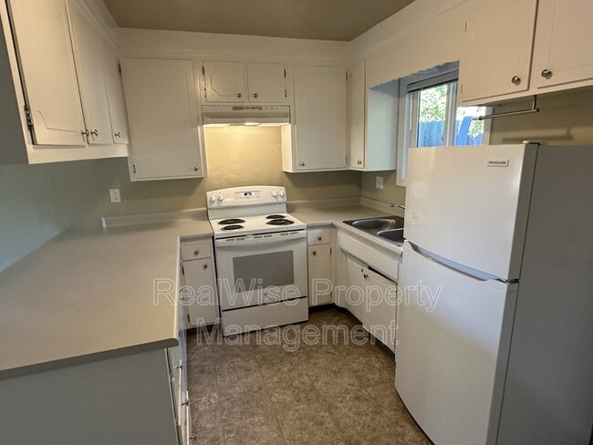 Building Photo - 719 SW Bridge St