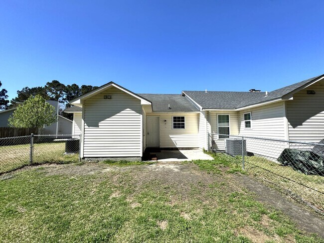 Building Photo - Adorable Duplex- Fenced Yard!