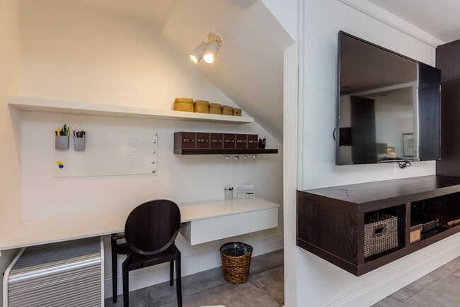 Building Photo - 2005 Potomac Dr