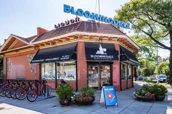 Building Photo - 3 Bed 2.5 Bath - Bloomingdale Condo - 1 Assigned Parking Space