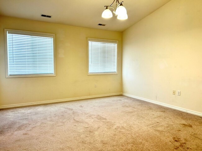 Building Photo - Spacious Townhome, Close to Fort Riley!
