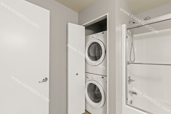 Building Photo - Luxurious 1BR/1BA Condo in Matthew Frank Community - Your Ideal Urban Retreat! (W/S/G included)