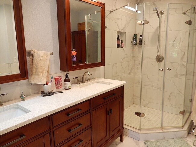 Building Photo - GORGEOUS NE 4/2.5 on 1 Acre w/ Fenced Yard, Garage, Washer/Dryer, Spa Tub, Stainless Appliances, ...