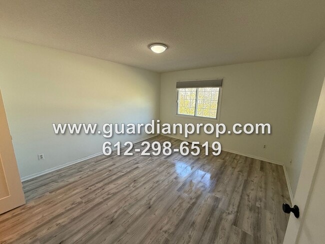 Building Photo - Woodbury Townhouse Available Now, Updated Bath, Open Floor Plan, Loft Area, Fireplace, Attached G...