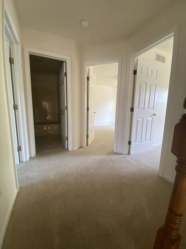 Building Photo - Spacious 4 Bedroom, 2.5 Bath Home