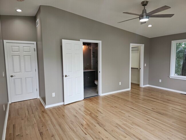 Building Photo - 4822 Hillcrest Dr