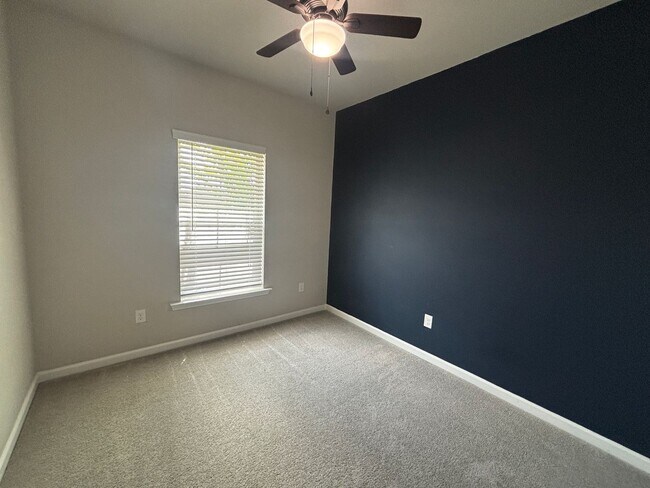 Building Photo - Great Starter Home in Gated Community