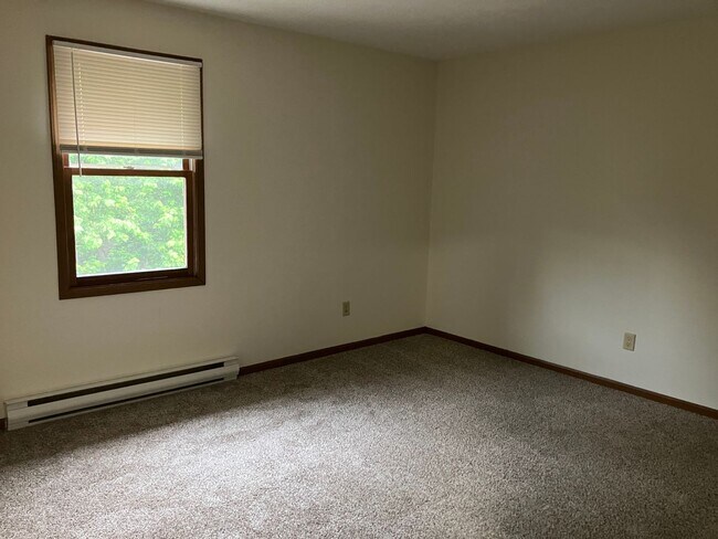 Building Photo - Troy Crossing - 2 Bedroom & 1.5 Bath Townh...